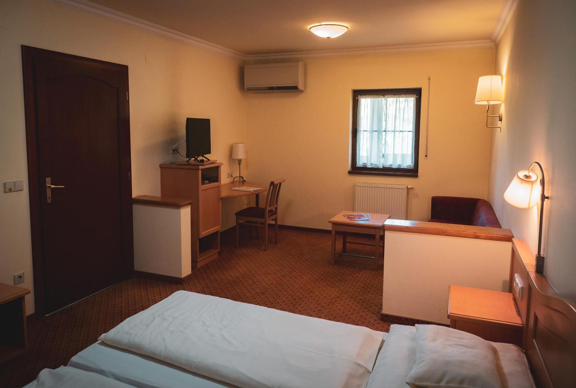 Hetkuti Wellness Hotel Мор Экстерьер фото